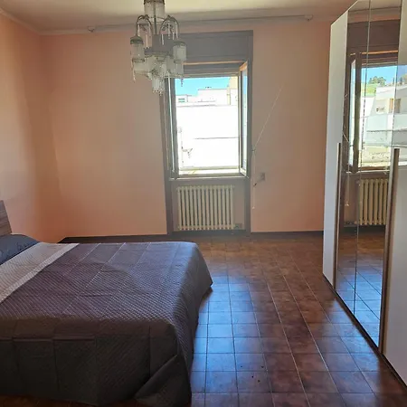 Via Varese, Tuglie, 3 Bed With Balconies Lägenhet *
